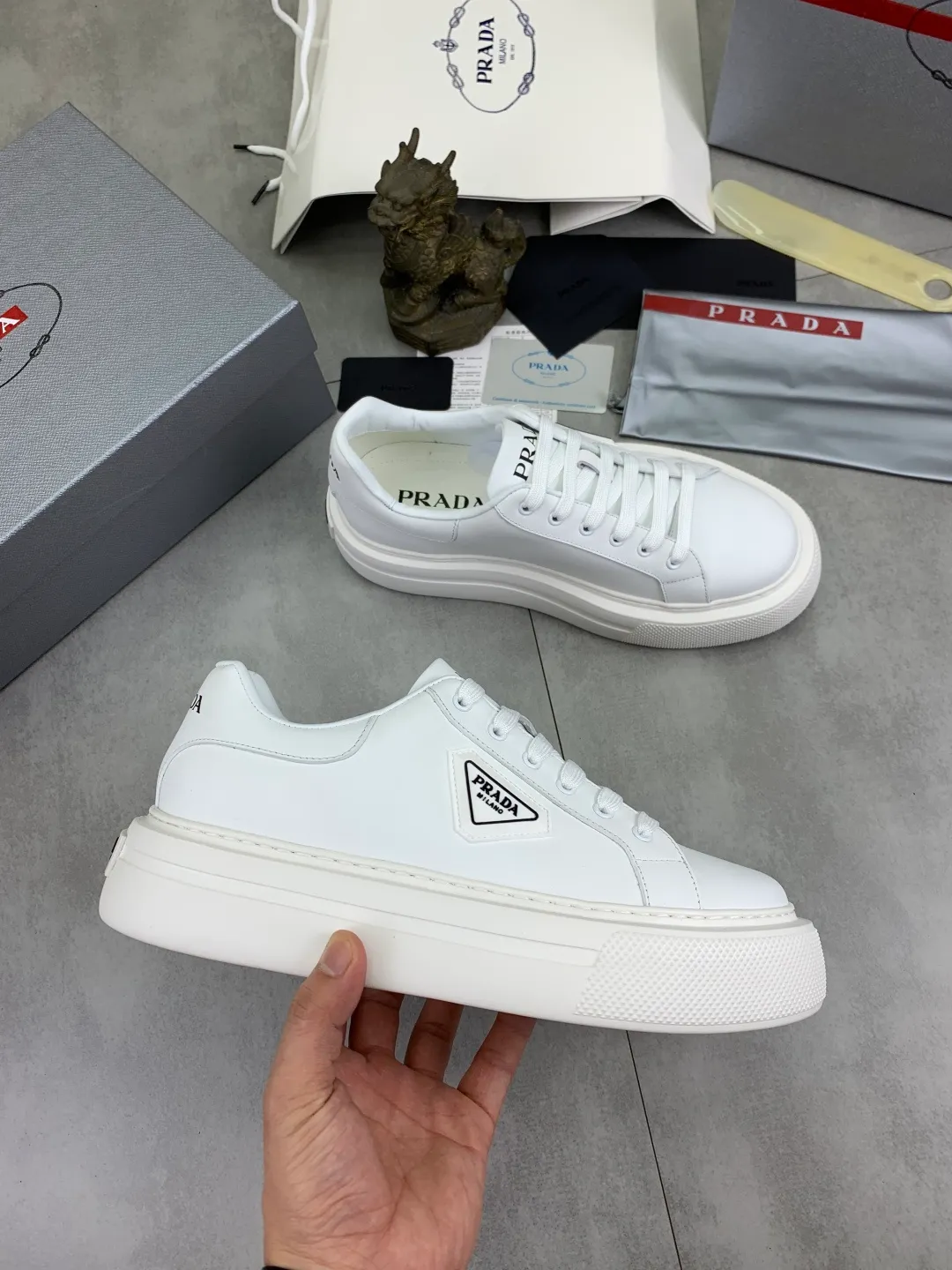 Men's shoes 💰P560💰[New style] popular models are on the official website, 🆘 Trendy brand (Prada) mainly promotes popular models, avant-garde and versatile fashion men's shoes private version mold opening, cowhide surface splicing 1:1.. Fashionable and simple, original imported cowhide lining cowhide feet; the atmosphere and personality are more fashionable, eye-catching and pursuing class. It will subvert the old idea and be a must-have for fashionistas with you! Must keep it for yourself! Tall and comfortable, large and low, high-end quality workmanship. Number of yards: 38-45 4️⃣optional.